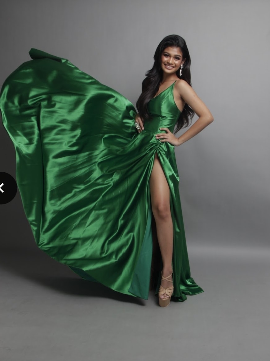 Aviona Erszebeth Dass - Photo